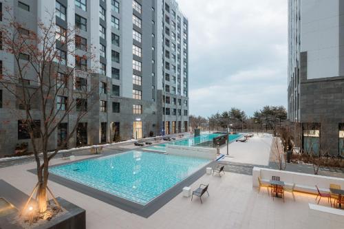 una vista aérea de una piscina en un edificio en Chestertons Sokcho, en Sokcho