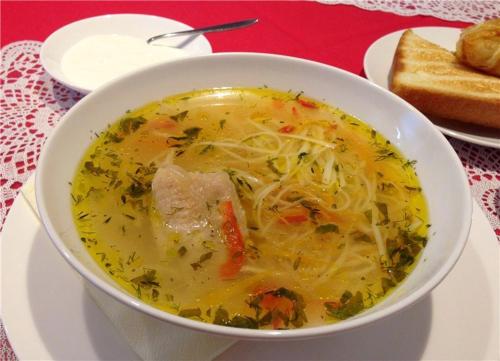 Makanan di atau berdekatan rumah tamu ini