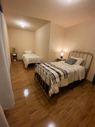 Ένα ή περισσότερα κρεβάτια σε δωμάτιο στο Departamento familiar en Ensenada