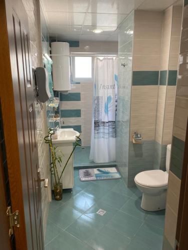 uma casa de banho com um WC e um lavatório em Luxury family apartament em Burgas