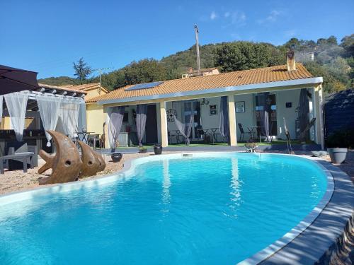une grande piscine bleue devant une maison dans l'établissement A Casa di Mariano, à Alata