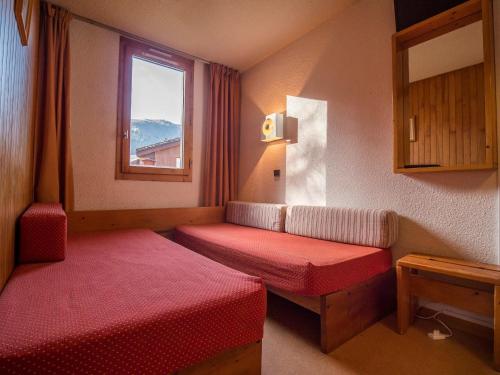 a room with two beds and a window at Appartement Valmorel, 1 pièce, 4 personnes - FR-1-356-257 in Valmorel