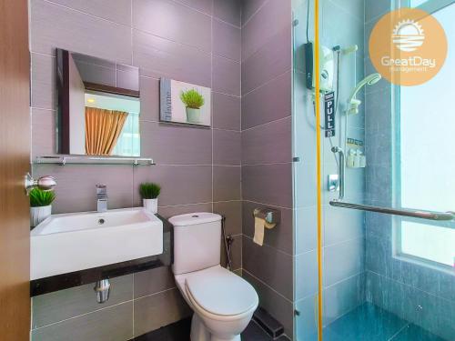 La salle de bains est pourvue de toilettes, d'un lavabo et d'une douche. dans l'établissement KSL esplanades K12 jbcity by GreatDay, à Johor Bahru