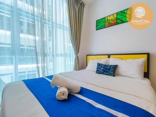 - une chambre avec un lit et une grande fenêtre dans l'établissement KSL esplanades K12 jbcity by GreatDay, à Johor Bahru