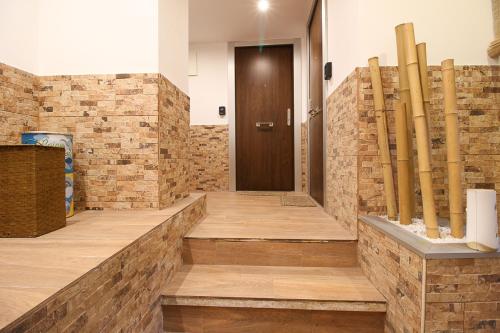 eine Lobby mit Holztür und Holztreppe in der Unterkunft arcoiris apartment in Santander