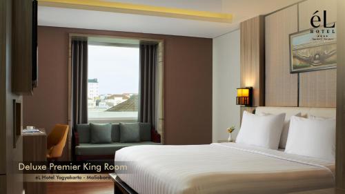 a hotel room with a bed and a window at eL Hotel Yogyakarta Malioboro in Yogyakarta