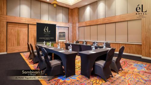 a conference room with black tables and black chairs at eL Hotel Yogyakarta Malioboro in Yogyakarta
