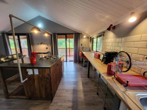 een keuken met houten werkbladen en een aanrecht bij Cosy Corner in Kampersrus AH