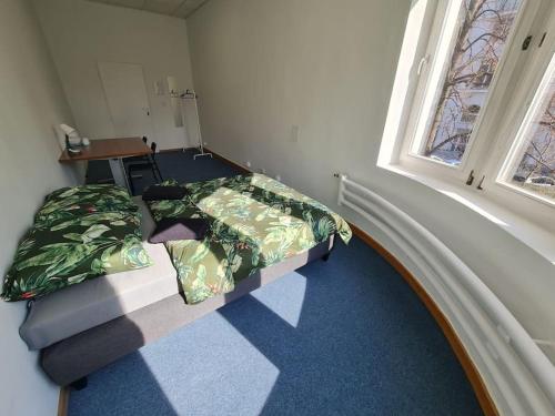 1 dormitorio con cama, mesa y ventana en Fantastic Mokotow - FMG Pokoj L, en Varsovia