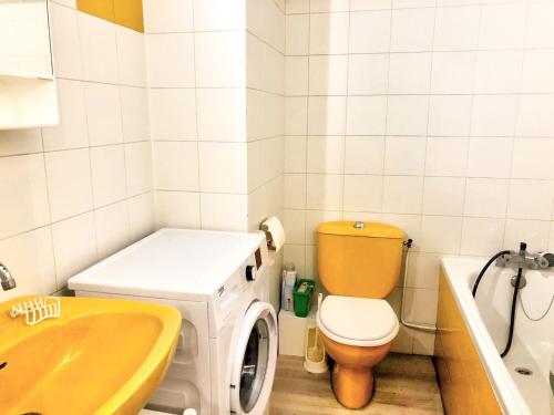 La salle de bains est pourvue de toilettes et d'un lave-linge. dans l'établissement Studio lumineux avec mezzanine, balcon, casier à skis et parking à 5 min du centre de Morzine. - FR-1-524-87, à Morzine