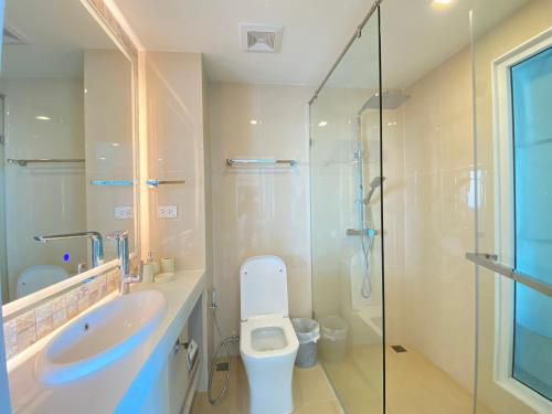 y baño con aseo, lavabo y ducha. en Olympus city garden en Pattaya South