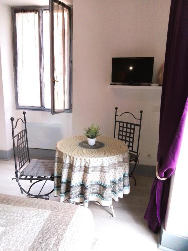 TV a/nebo společenská místnost v ubytování Le Relais Bastide de Cordes sur Ciel