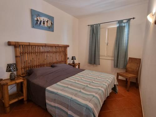 una camera con un letto e una sedia e una finestra di Beach front ocean view Porto Antigo2 Santa Maria a Santa Maria