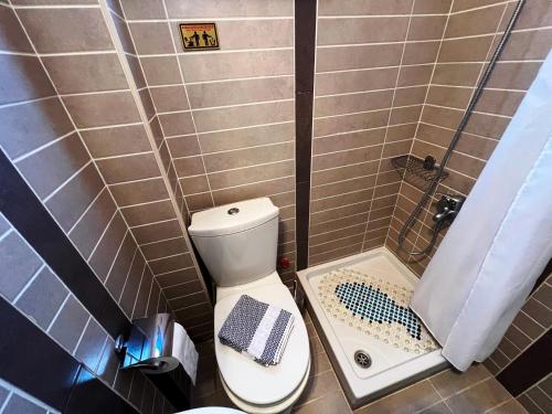 Vonios kambarys apgyvendinimo įstaigoje Nea Roda Apartments