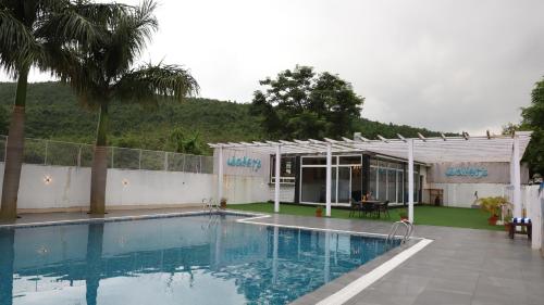 The swimming pool at or close to GOLDEN LEAF RESORT