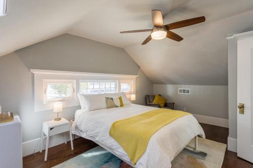 1 dormitorio con 1 cama y ventilador de techo en Family Laundry & Spa, en Sacramento