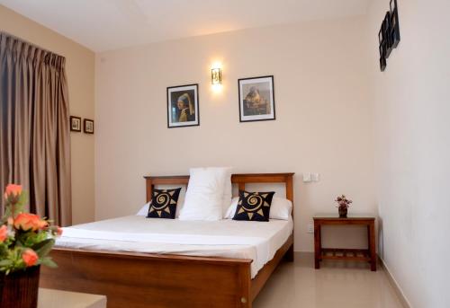 1 dormitorio con 1 cama en una habitación en Square One CONDO - Kelaniya, en Kiribathgoda