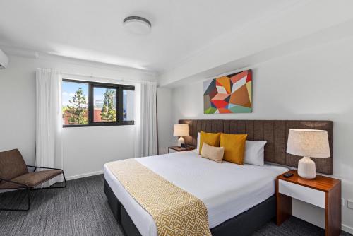 Una cama o camas en una habitación de Quest Kelvin Grove