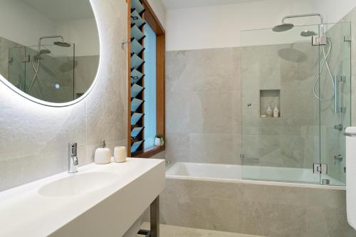 y baño con lavabo, bañera y espejo. en Cladich Pavilions Bed and Breakfast, en Aldgate