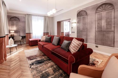 sala de estar con sofá rojo y mesa en Be Mate Piazza Navona, en Roma