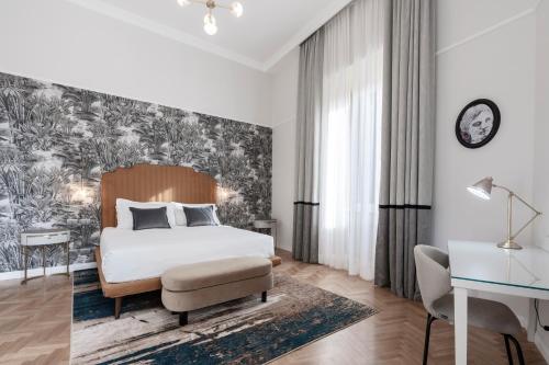 Habitación de hotel con cama y escritorio en Be Mate Piazza Navona, en Roma