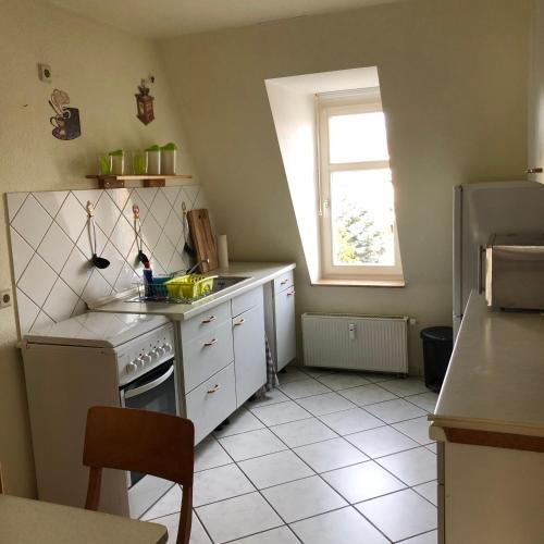 uma cozinha com um lavatório, um fogão e uma janela em Ferienwohnung Hohe Str. em Bernburg
