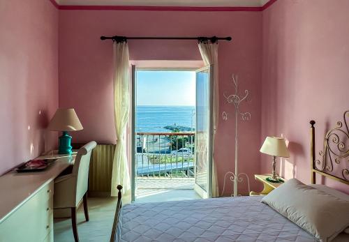 sypialnia z łóżkiem i widokiem na ocean w obiekcie Splendido appartamento con vista mare su piazza Dante w mieście Varazze
