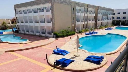 Piscina a سيسيليا اتش o a prop