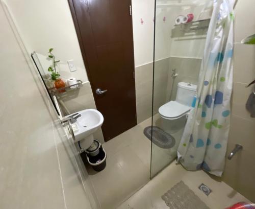 Bilik mandi di Rafaella Sunset - Deluxe Room