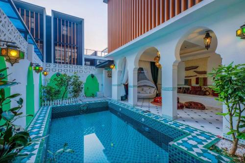 - une piscine au milieu d'une maison dans l'établissement Morocco Green House Forest, à Huidong