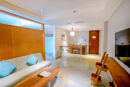 Телевизор и/или развлекательный центр в Tijili Hotel Seminyak