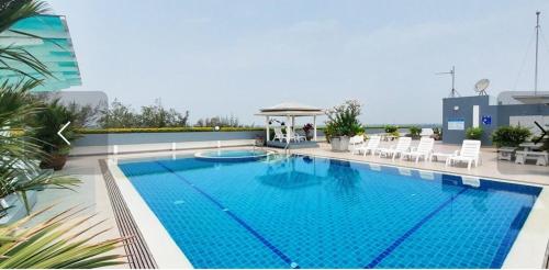 Hồ bơi trong/gần Avatara B condominium Family room B25