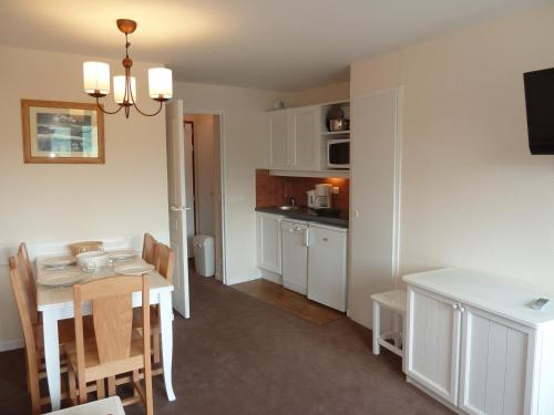 une cuisine et une salle à manger avec une table et une salle à manger dans l'établissement Agréable 2 pièces avec balcon et accès skis aux pieds, quartier calme - FR-1-634-22, à Avoriaz