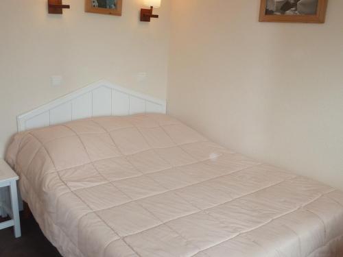 - une chambre avec un lit doté d'un matelas blanc dans l'établissement Agréable 2 pièces avec balcon et accès skis aux pieds, quartier calme - FR-1-634-22, à Avoriaz