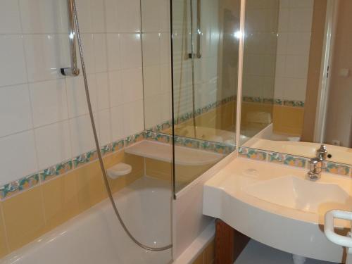 une salle de bain avec une douche, un lavabo et une baignoire dans l'établissement Agréable 2 pièces avec balcon et accès skis aux pieds, quartier calme - FR-1-634-22, à Avoriaz