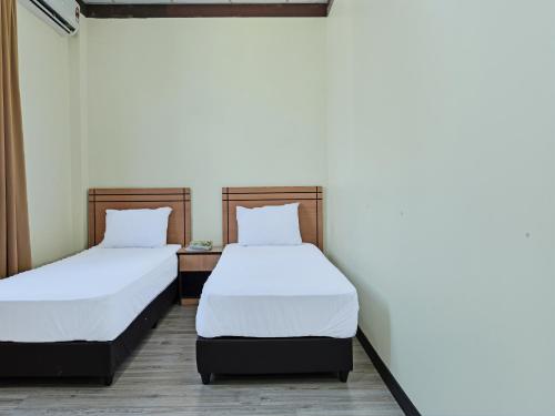 Een bed of bedden in een kamer bij Capital O 90761 D Jiwa Hotel