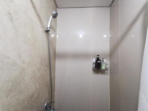 eine Dusche mit Glastür im Bad in der Unterkunft ARSAKHA 002 Transpark Cibubur in Kalimanggis