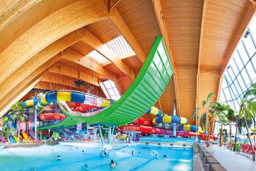 Πισίνα στο ή κοντά στο B und B Titisee Hotel Sonnenmatte nahe Badeparadies