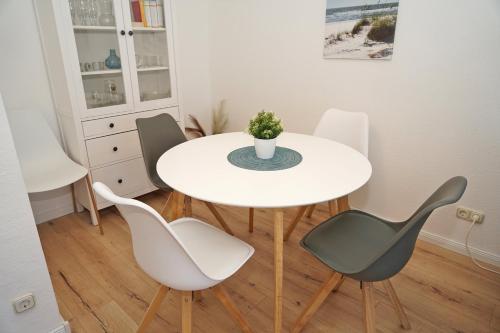 a white table and chairs in a room at Ferienwohnung mit neuer Küche u Bad - W-LAN in Damp