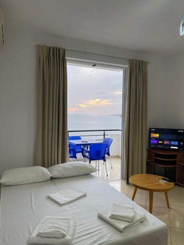 una camera da letto con un letto e vista sull'oceano di Seaview studio a Sarandë