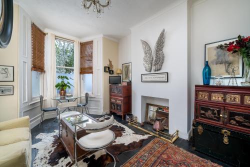 倫敦的住宿－ALTIDO Cozy 1 bed flat with garden in North Kensington，客厅设有壁炉和桌子