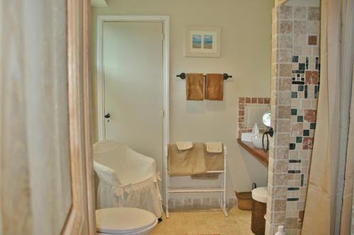 a bathroom with a toilet and a shower at Aux Rives de Honfleur in Berville-sur-Mer