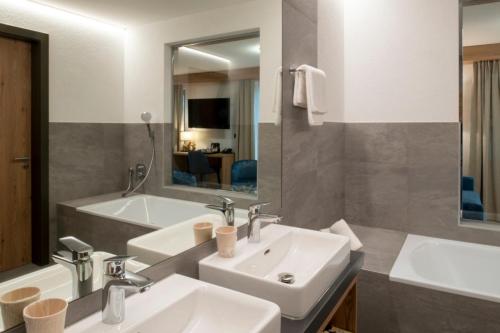 Koupelna v ubytování Boutique hôtel Corbetta - SPA 60m2 - La montagne à 5 minutes de l'autoroute A12 aux Paccots sur Montreux - NOUVEAU Loft familial - Profitez du Lac Léman et des montagnes en même temps