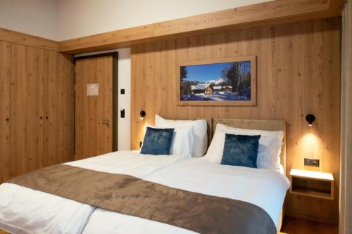 Postel nebo postele na pokoji v ubytování Boutique hôtel Corbetta - SPA 60m2 - La montagne à 5 minutes de l'autoroute A12 aux Paccots sur Montreux - NOUVEAU Loft familial - Profitez du Lac Léman et des montagnes en même temps