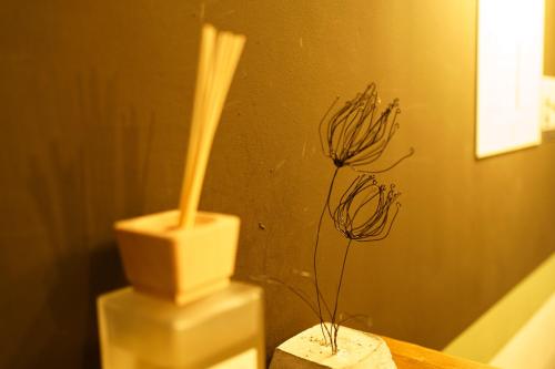 a couple of vases sitting on a table at 自由自在OSU 401(NIJI) in Nagoya
