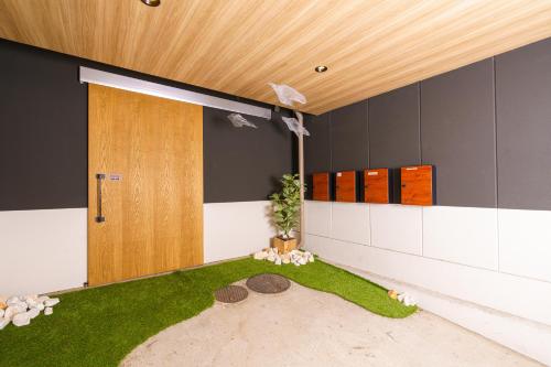 a room with a door and a circle of grass at 自由自在OSU 401(NIJI) in Nagoya