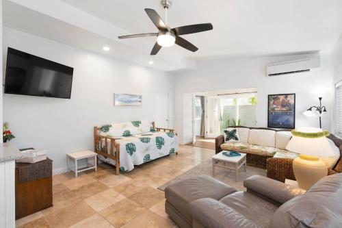 - un salon avec un canapé et un ventilateur de plafond dans l'établissement Stylish 1-Bedroom Apartment with AC Just Moments from Kailua Beach, à Kailua