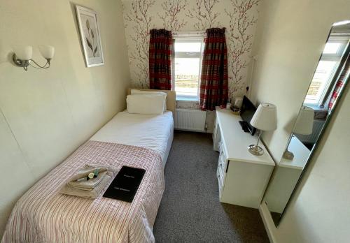 Postel nebo postele na pokoji v ubytování Windsor Park Hotel