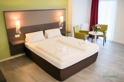 Кровать или кровати в номере Hotel Wiesental Nähe Friedrichshafen