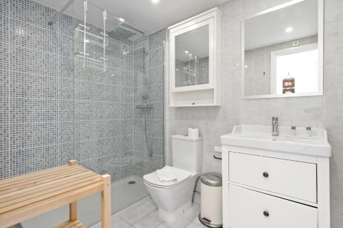 ein Bad mit einem WC, einem Waschbecken und einer Dusche in der Unterkunft Golf course view apartment Ref 198 in Fuengirola